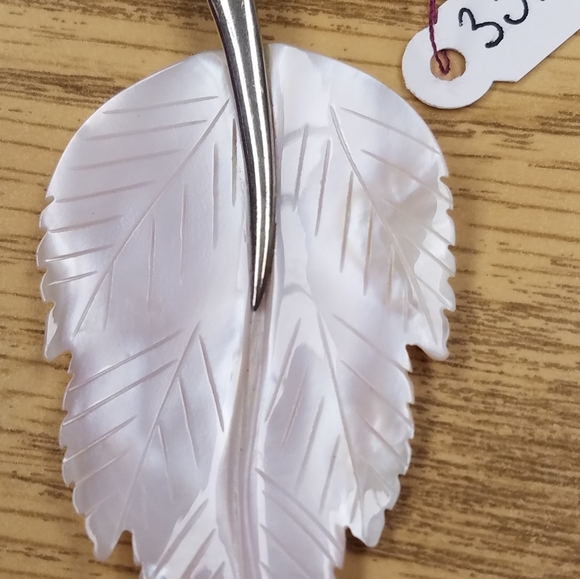 Mother of pearl leaf pendant - Picture 6 of 6
